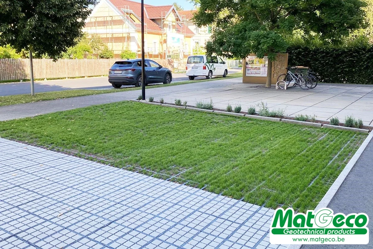 La dalle PaveGrid 60 permet de créer des surfaces mixtes en pavés et gazon ou gravier