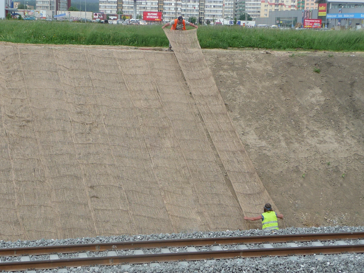 Plaatsing van het anti-erosienet ControlGrid 700 over de volledige hoogte en lengte van een hellend terrein