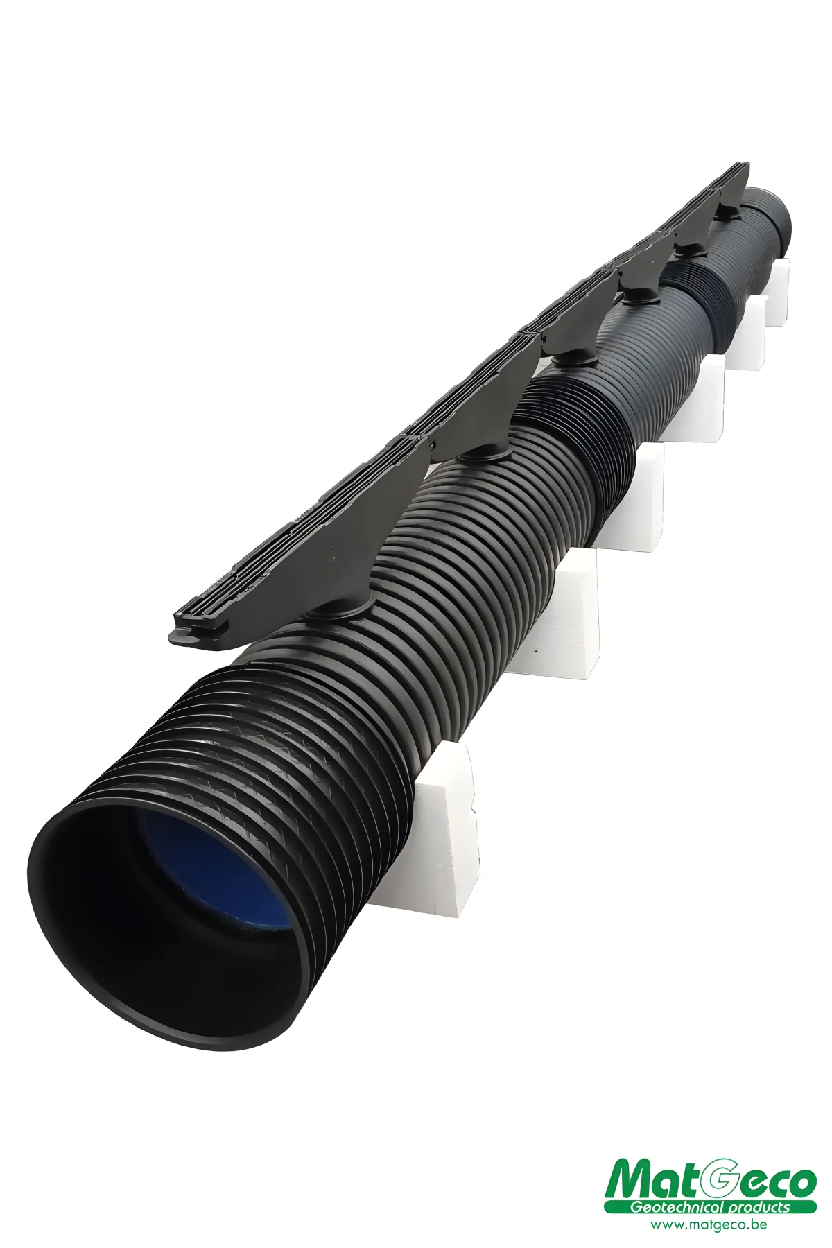 Les caniveaux AXLDrain 250 s'emboitent facilement les uns aux autres grâce aux raccords en PE-HD fournis.