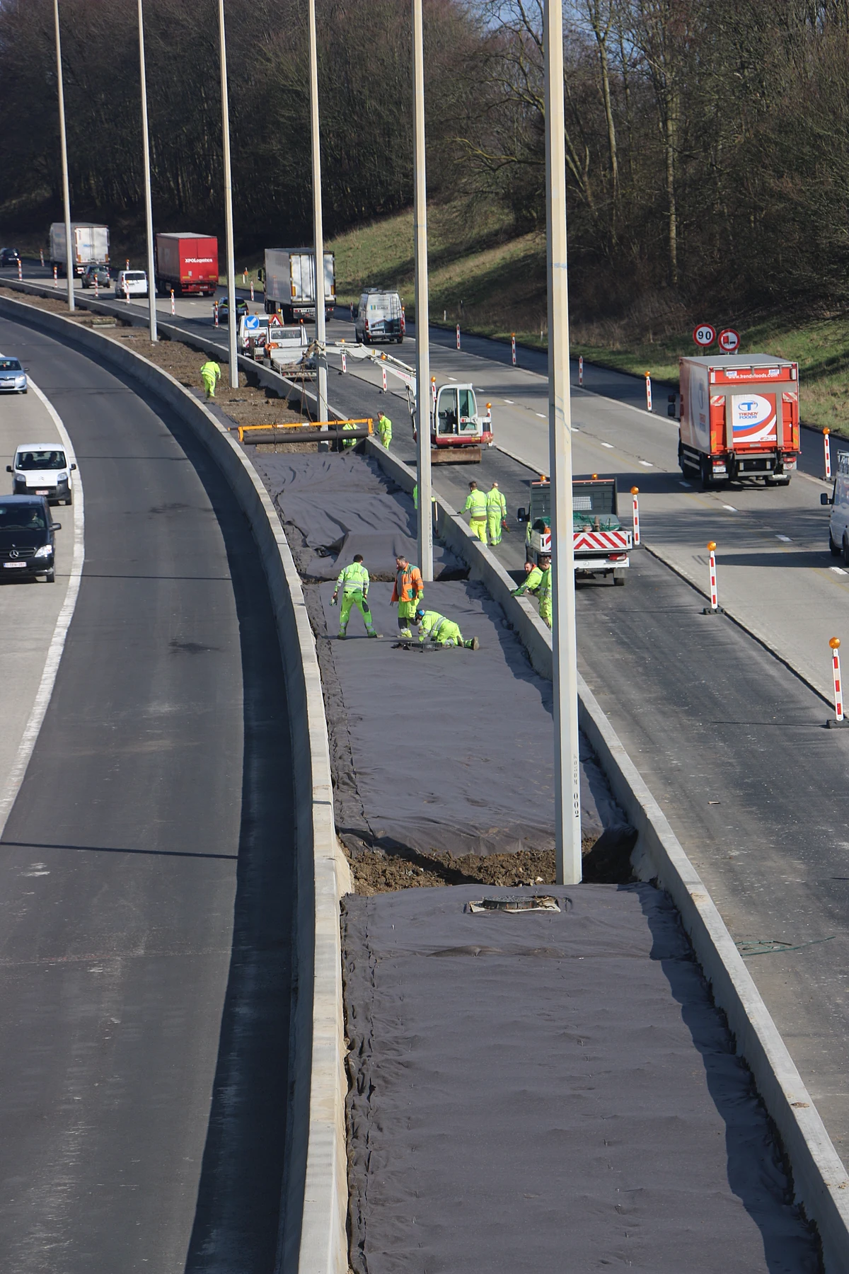 Réalisation : berne centrale d'autoroute : BioWeedtex les géotextiles de plantations anti-mauvaises herbes biodégradable