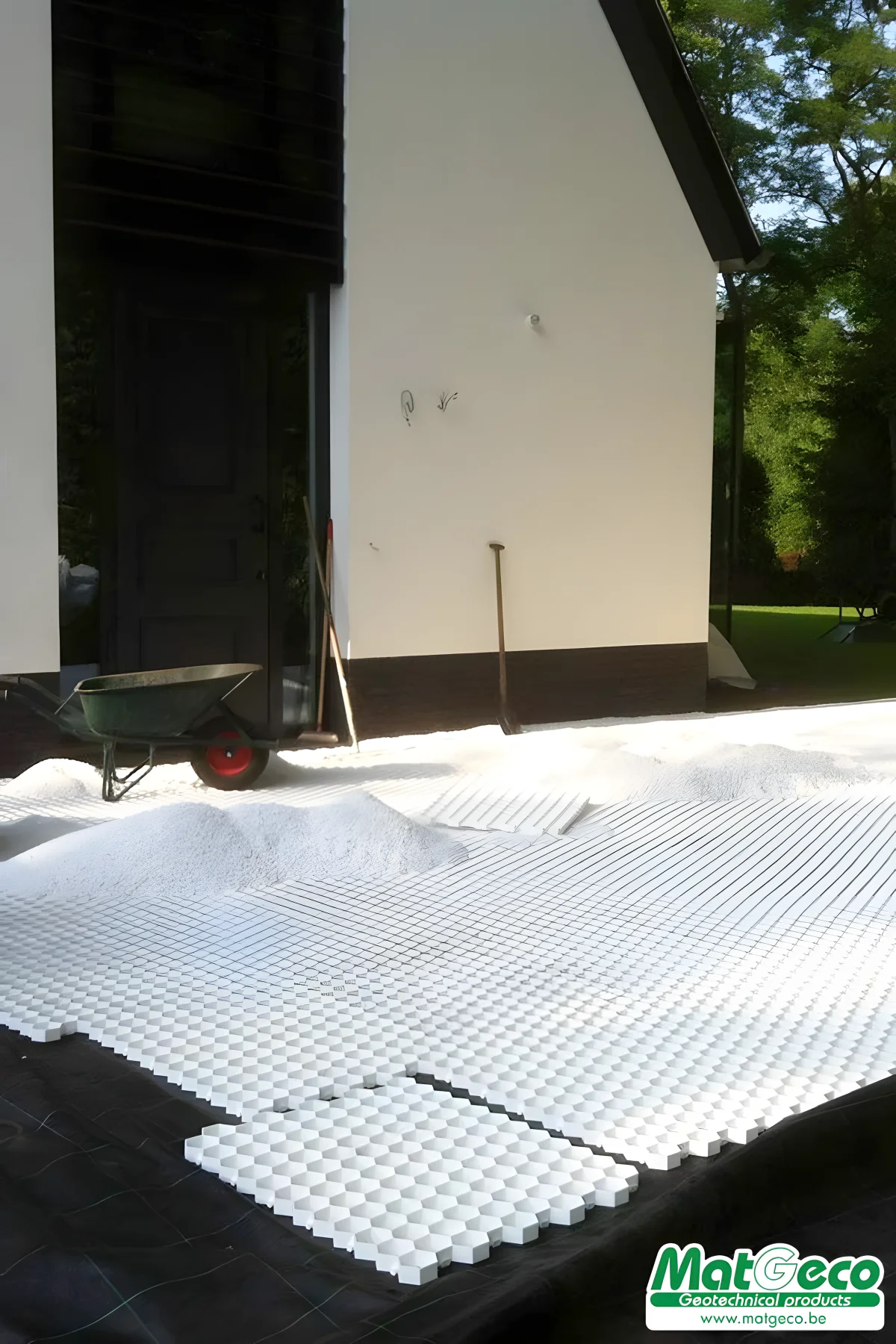 La GridaGravel est une dalle gravier qui mesure 91,2 x 65 cm, ce qui fait une superficie utile de 0,56 m²