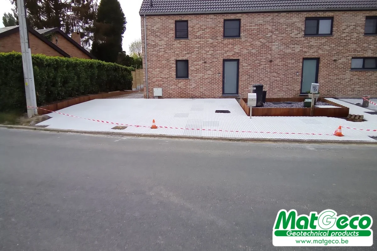 Parking en gravier stabiliser devant une maison grâce à la dalle en plastique GridaGravel
