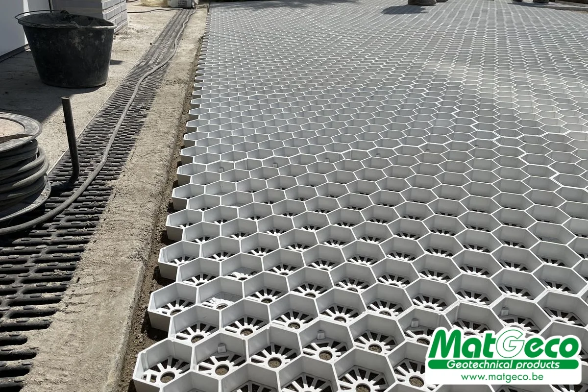 La GridaGravel blanche est idéale pour un remplissage en gravier clair.