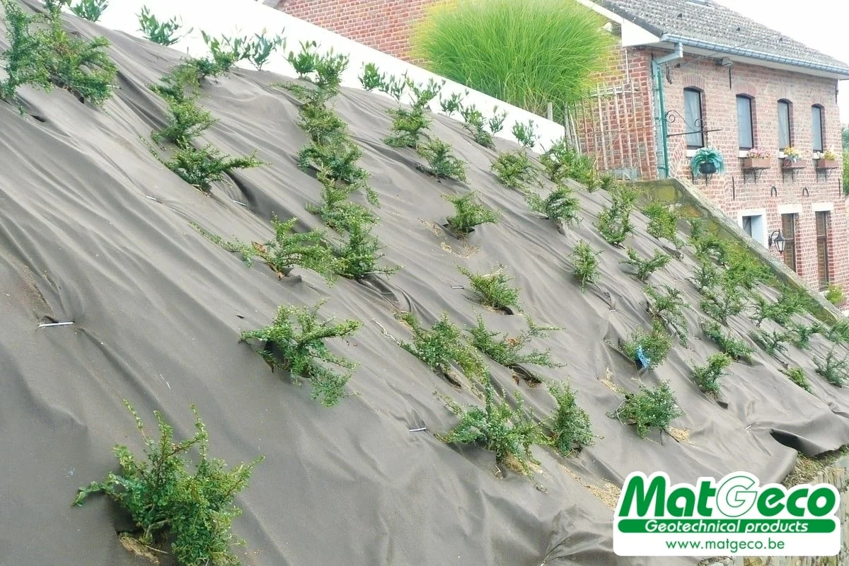 BioWeedtex het worteldoek is duurzaam en biologisch afbreekbaar. Het is composteerbaar en begint te verdwijnen vanaf 5 jaar.