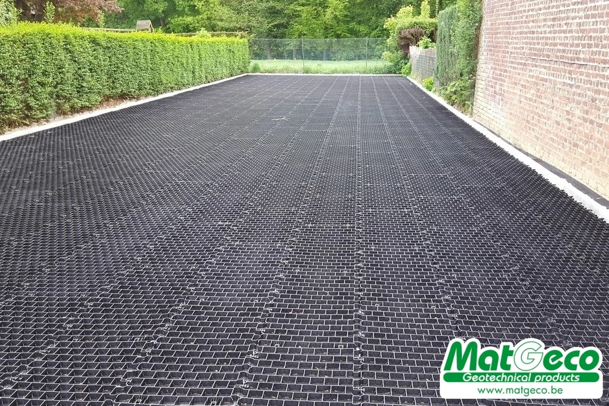 Dalles pour la stabilisation de gravier en plastique noir robustes et résistantes - GravelGrid