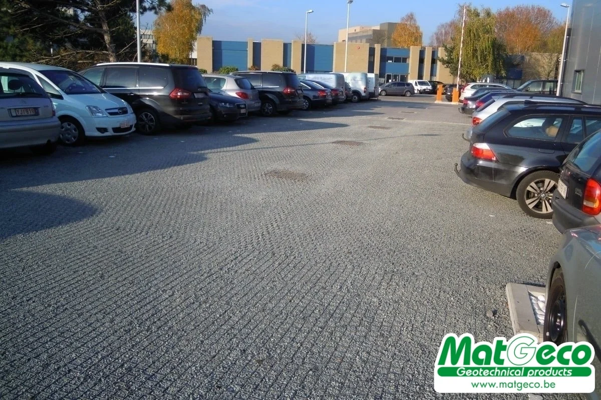 Exemple de parking en dalle à gravier en plastique robuste et discrète - GravelGrid