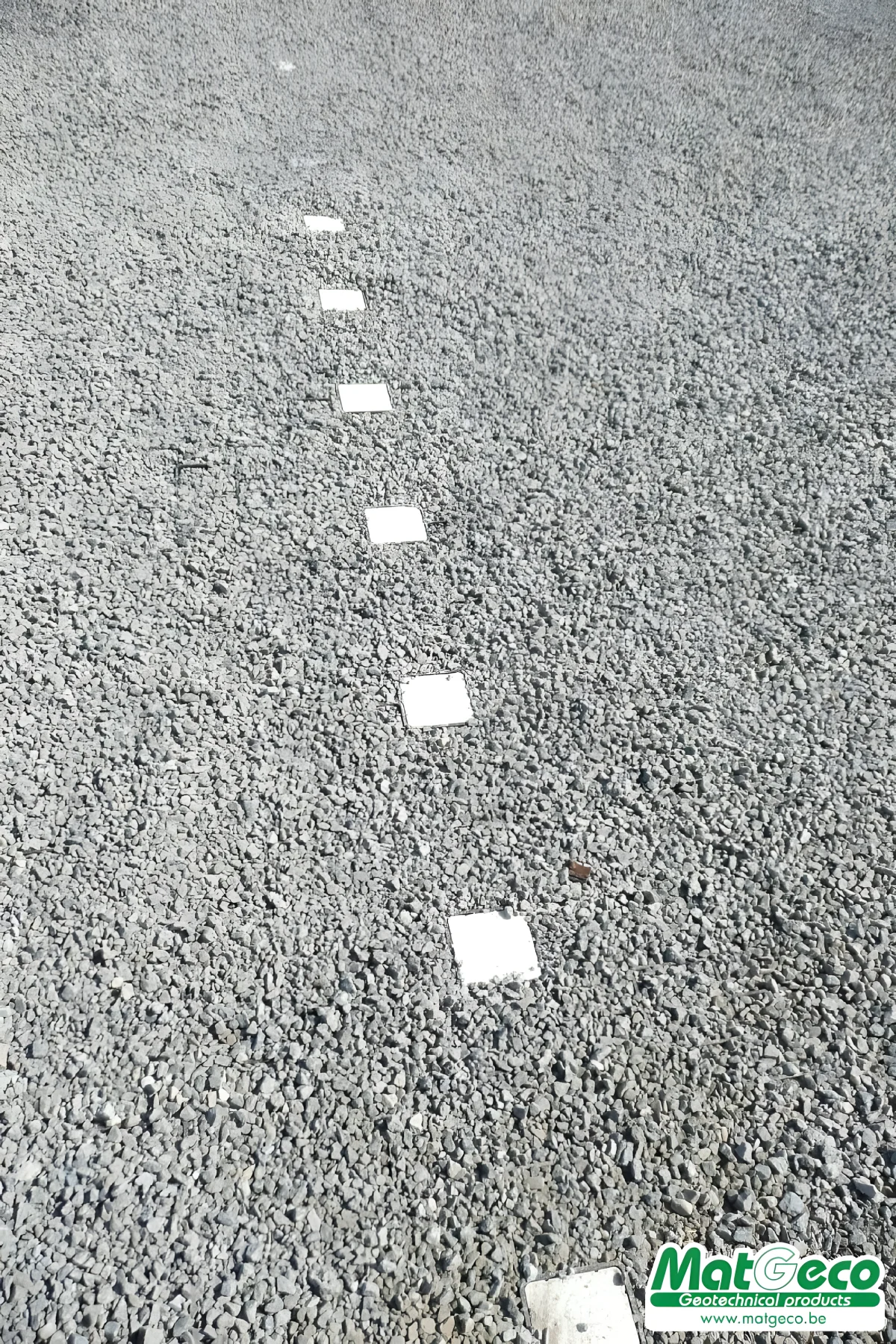 de grindmat is dankzij zijn markeerdoppen ideaal voor parkings - Matgeco