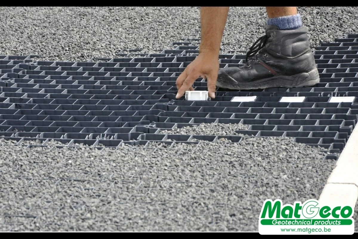 De GravelGrid is een kunststof grasplaat van 3cm dik met als formaat 114 x 57 cm