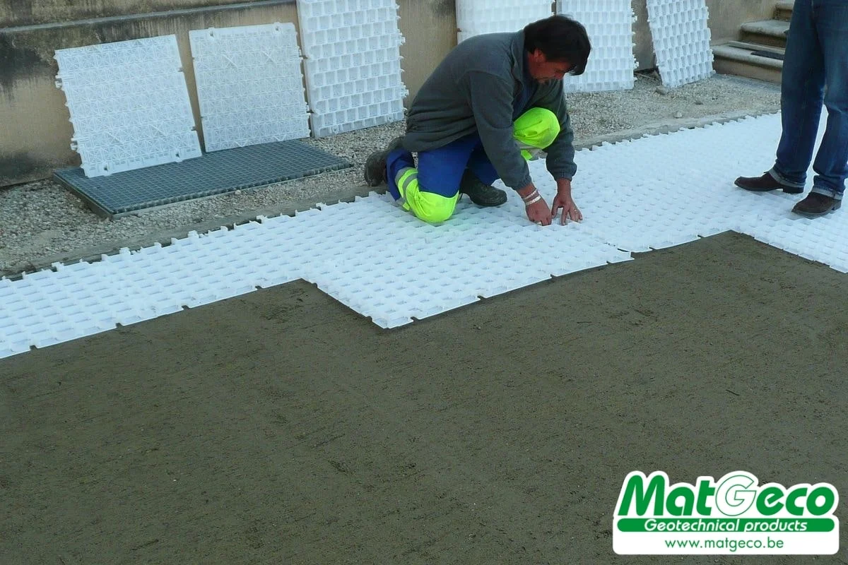 De gravelgrid is een grote grindplaat met gesloten bodem tegen grindverlies . -Matgeco