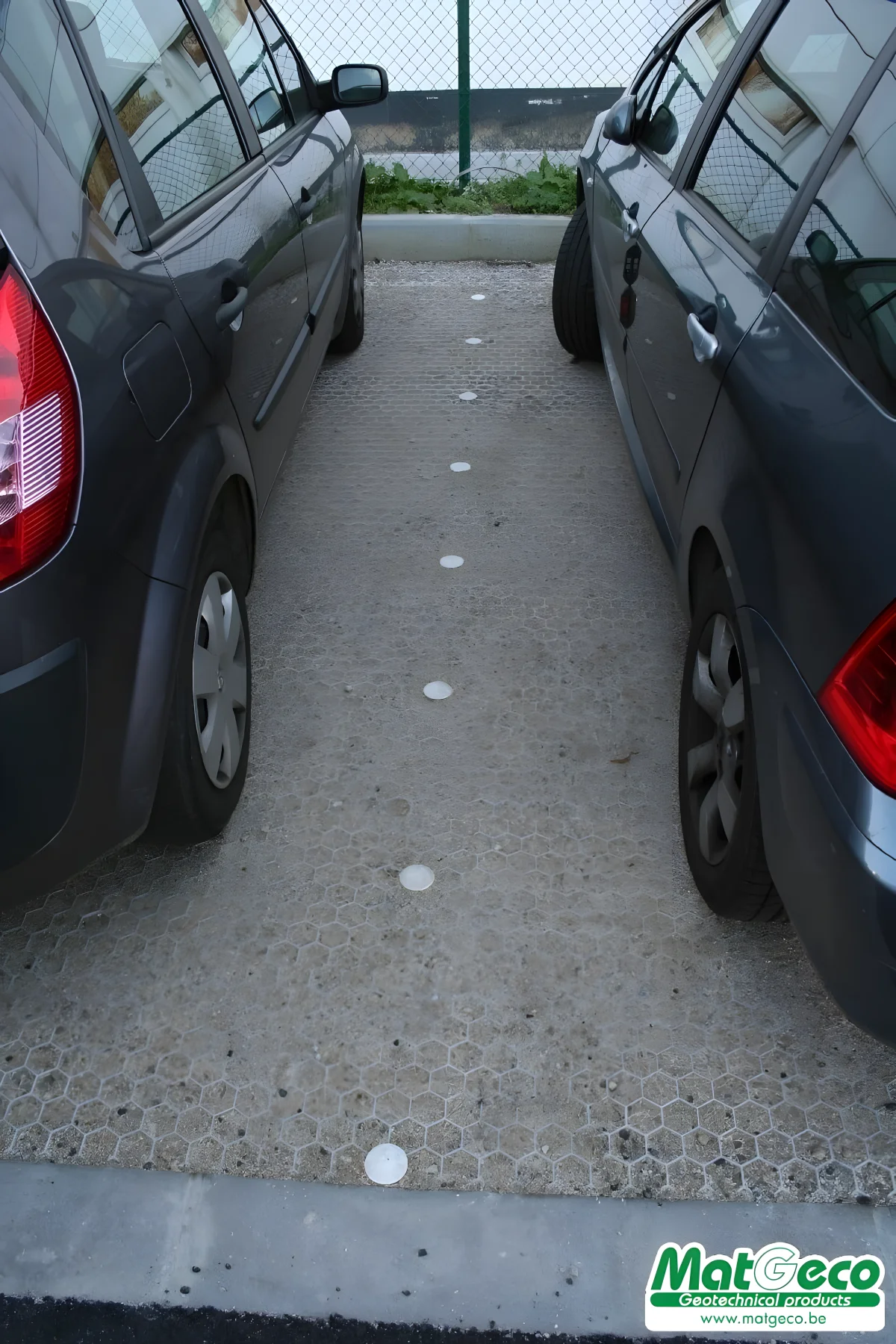 Parking avec plots de marquage en RitterDal la dalle pour gravier robuste et discrète 