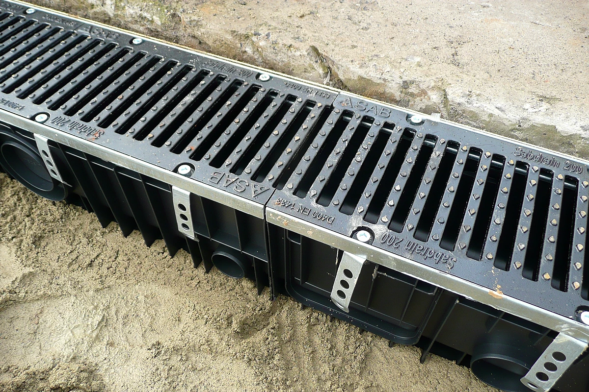 Caniveaux légers et résistants pour bords de routes, parkings, ... SabiDrain
