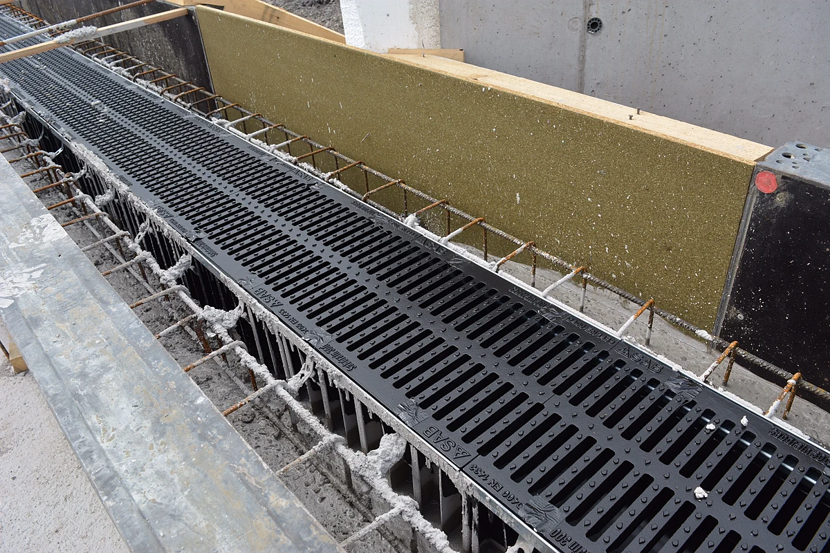 Caniveaux en plastique légers et robustes avec grilles ne fonte - SabiDrain