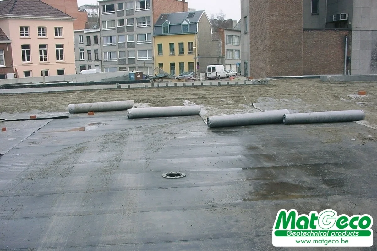 Les rouleaux de la membrane de drainage TechnoDrain sont utilisé en drainage vertical au dessus d'un parking enterré