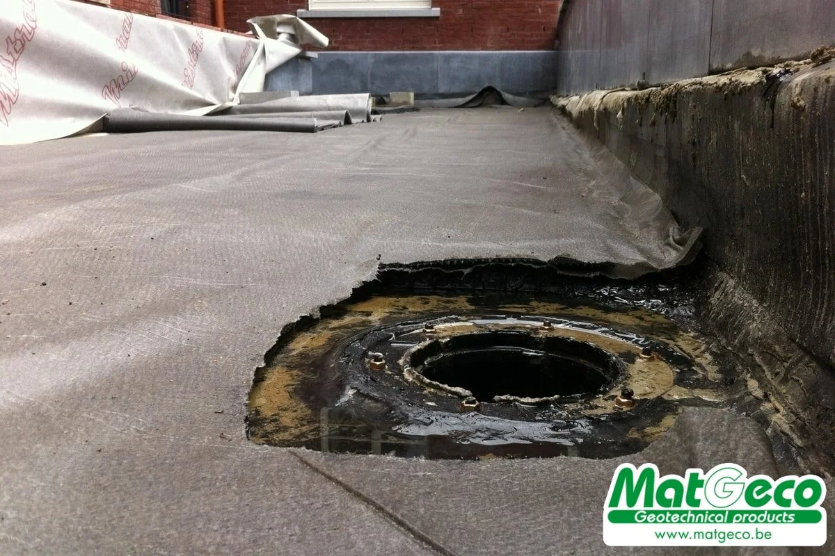 Le géo composite de drainage TechnoDrain se découpe facilement pour laisser passer les conduites