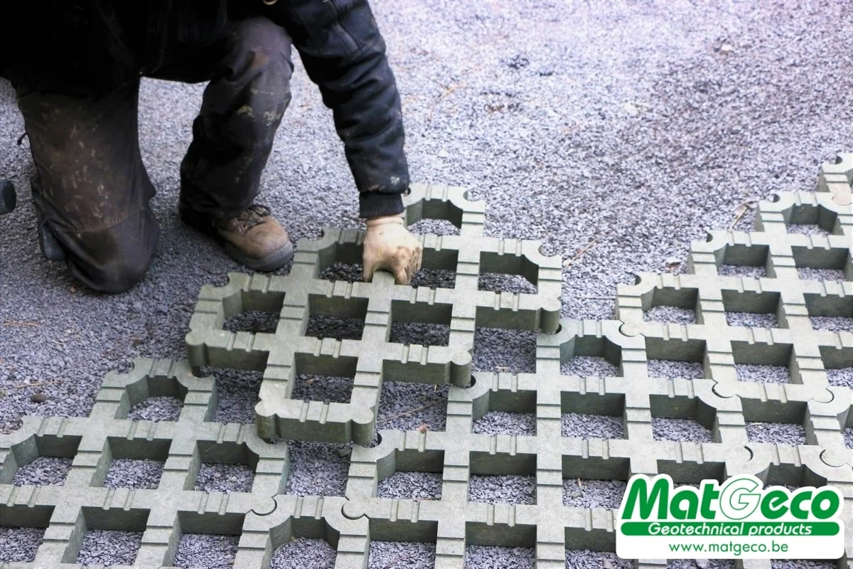 TrafiDal la dalle gazon en plastique recyclé imitation dalle béton gazon