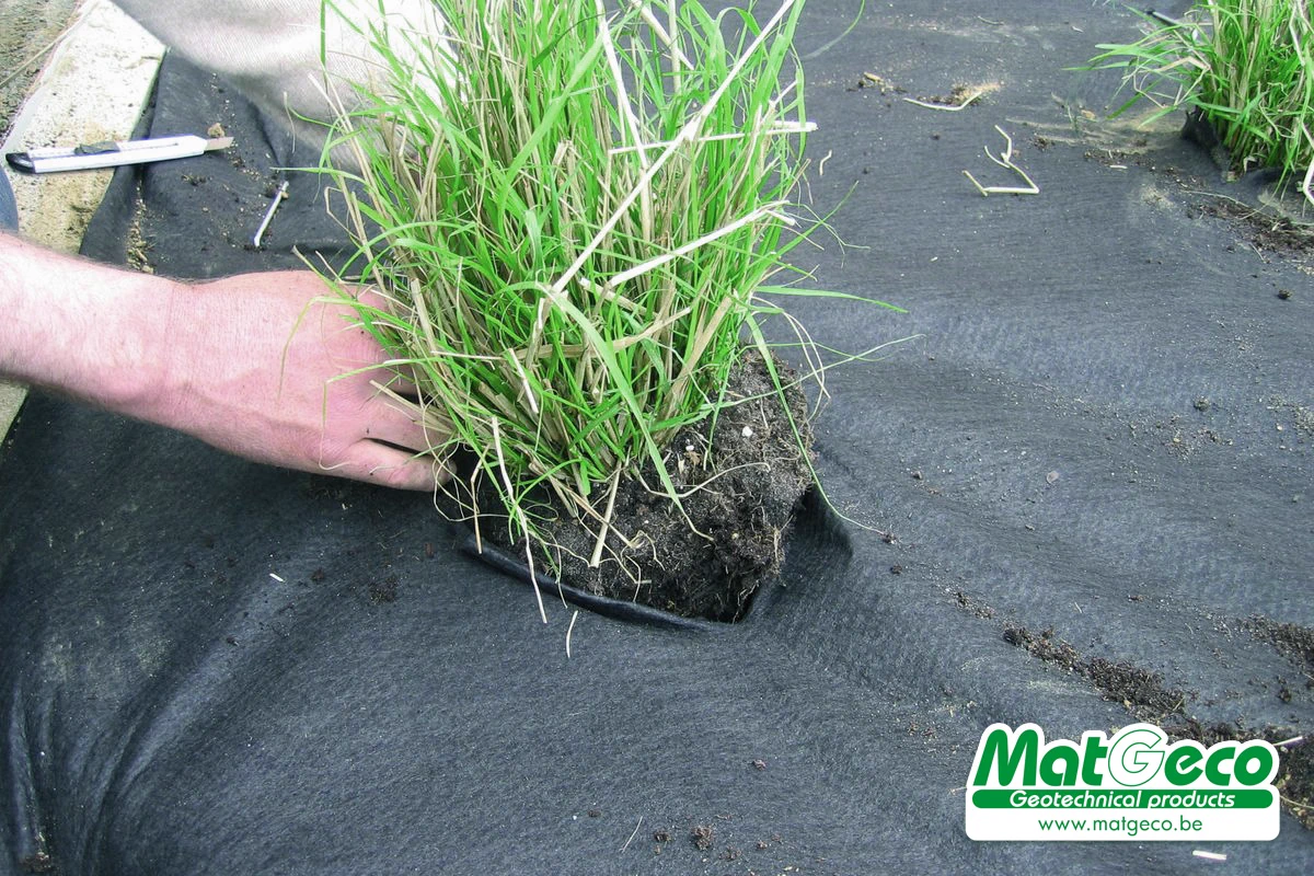 Weedtex is een niet-geweven geotextiel gevormd uit genaalde polypropyleen vezels (met UV- behandeling)