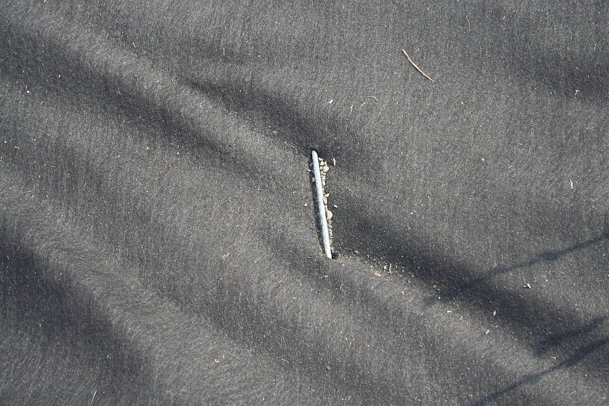Crochet en U permettant de maintenir en place le Weedtex, géotextile non- de paillage anti-mauvaise herbe - MatGeco
