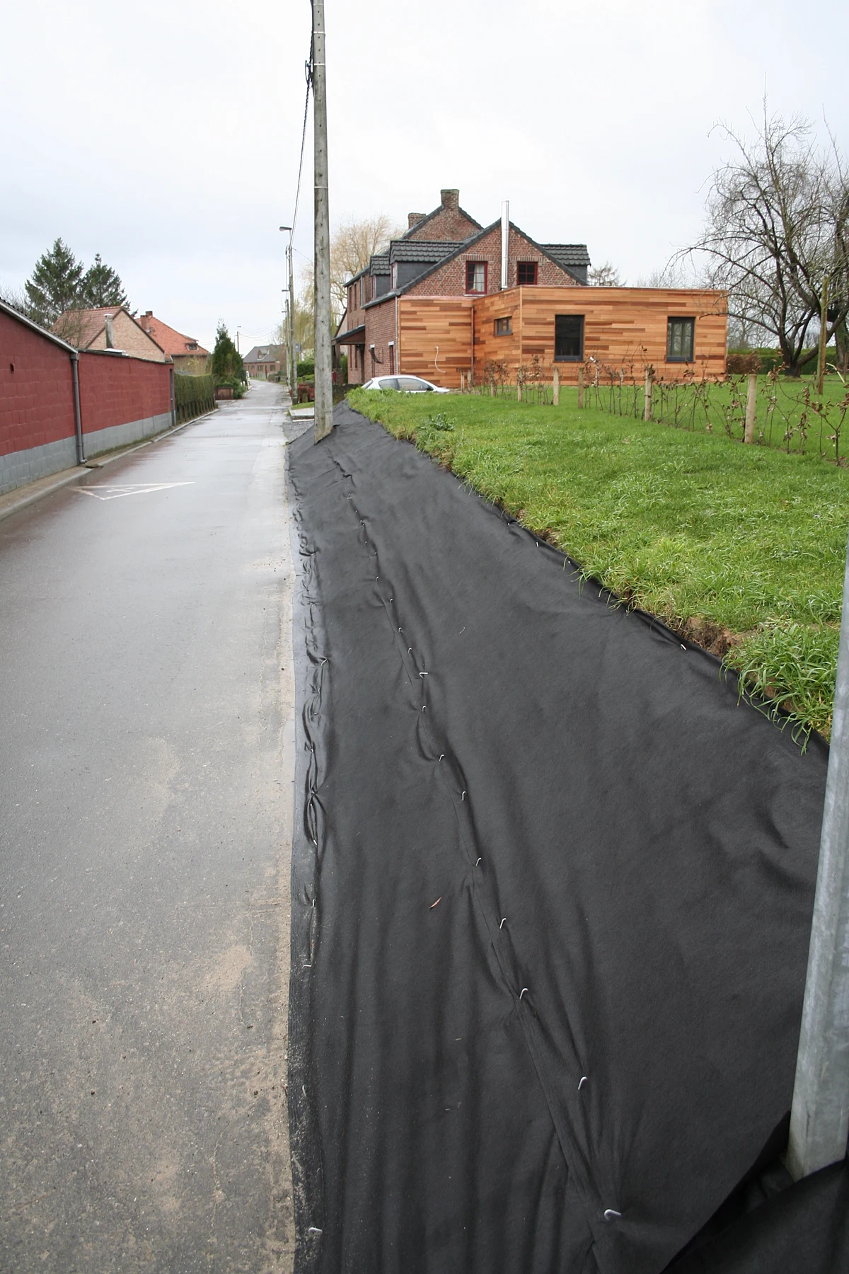 Chantier : le géotextile de paillage noir est utilisé pour aménager un bord de route - MatGeco