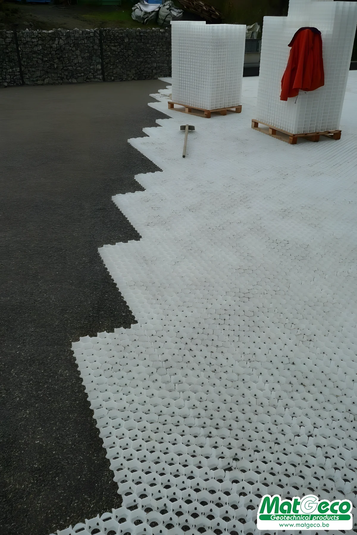 De grindtegel bestaat in het zwart en neutraal om te zorgen dat ze de kleur van de gekozen grindopvulling overneemt.