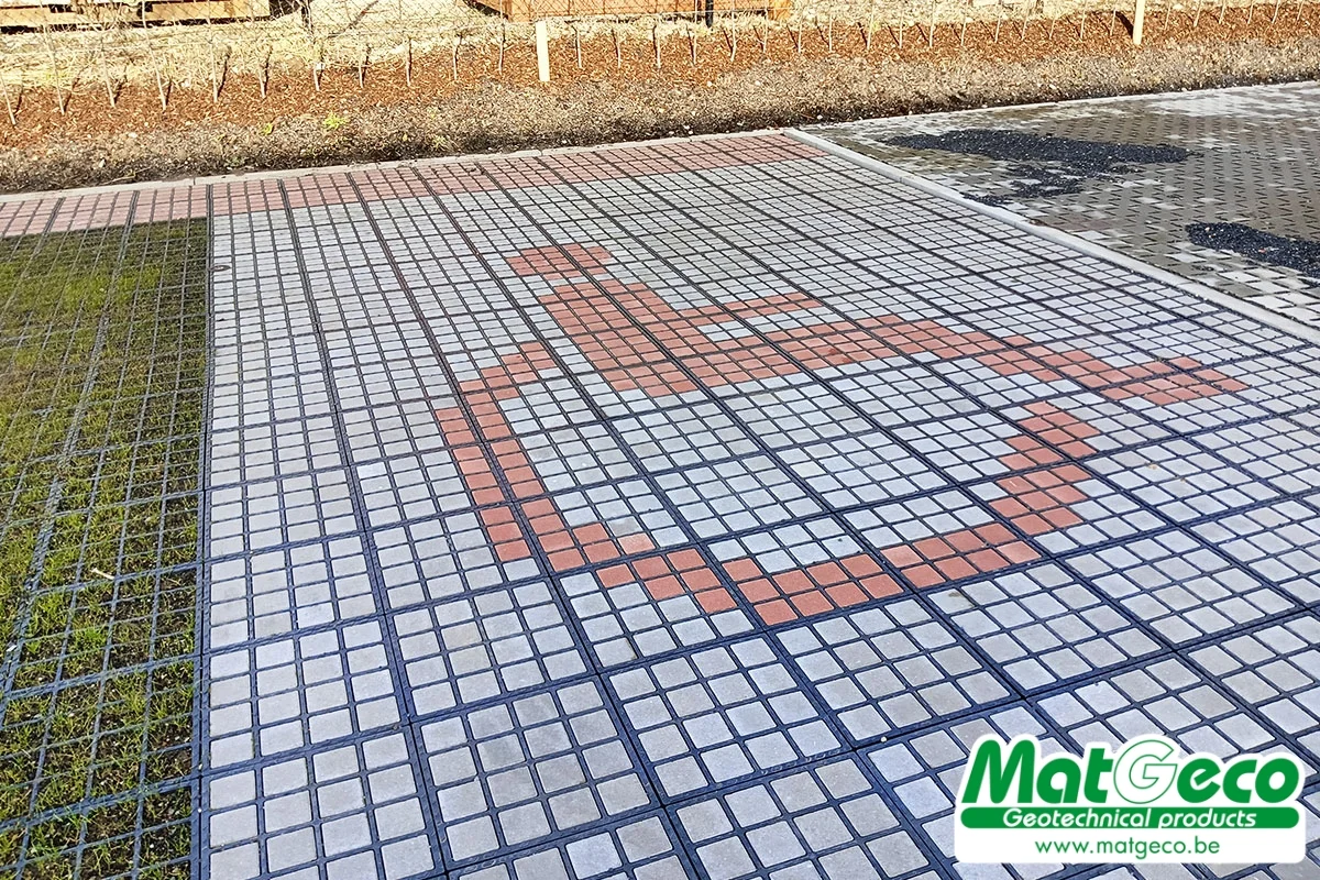 Il est très facile de créé un symbole de place pour personne handicapée avec les pavés de la dalle PaveGrid 60
