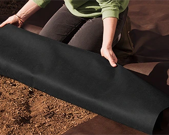 Pose du textile de paillage Texiweed Brown