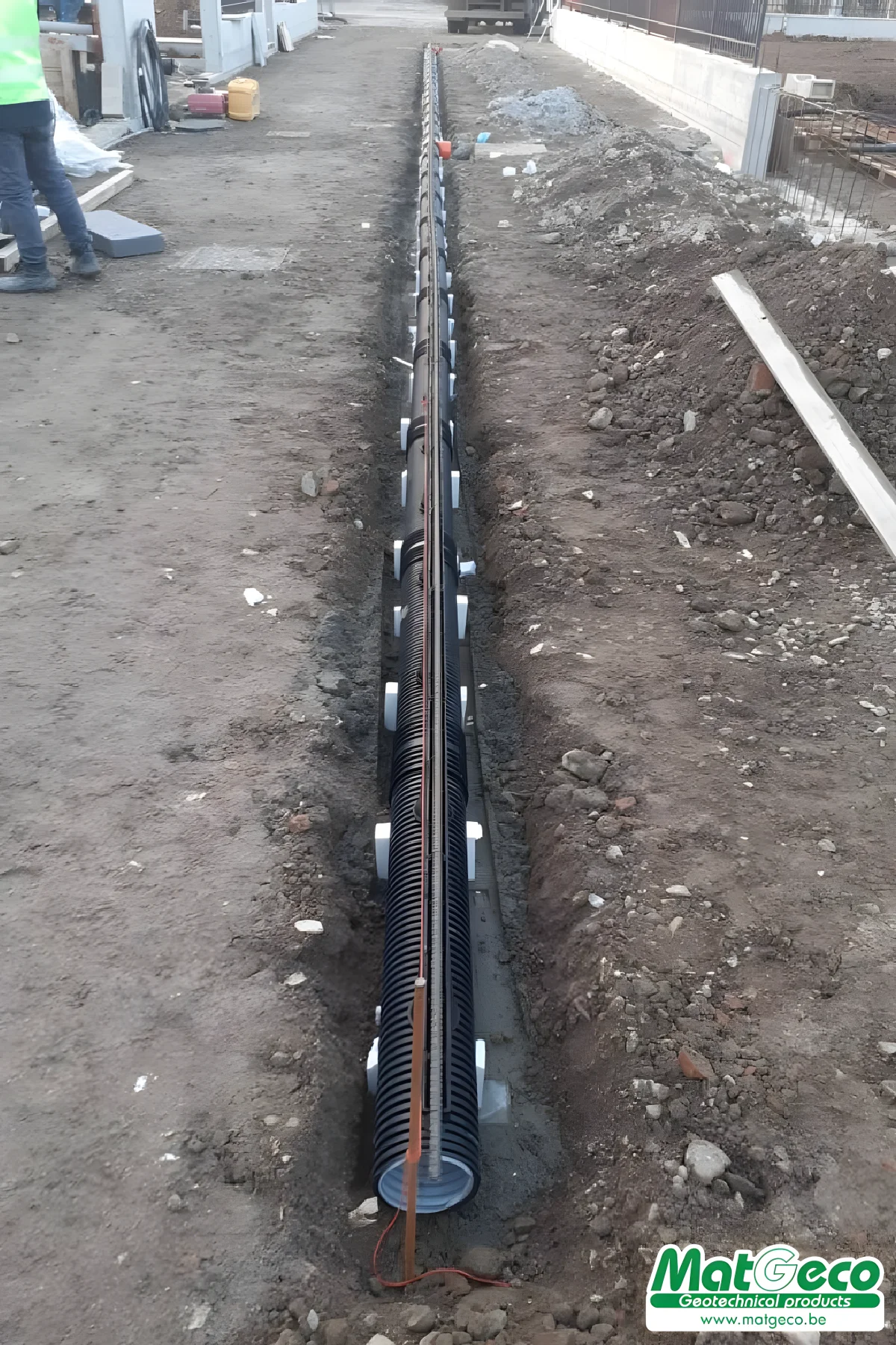 Les caniveaux AXLDrain sont très résistant (F900) grâce à leurs grilles en fonte de 4 cm de large