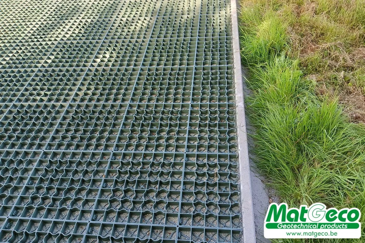De GeoDal Green 39 is een stabilisatieplaat om het begaanbare gras discreet en stevig te maken
