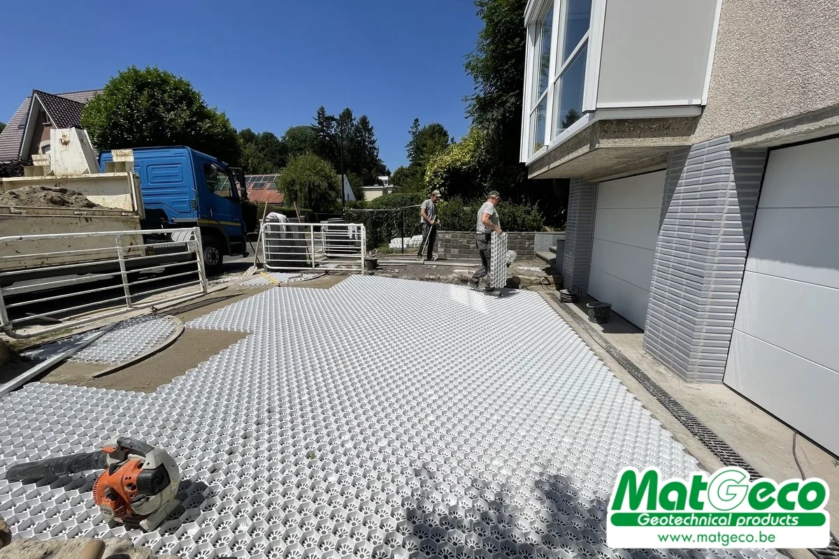 Dalle blanche pour rendre le gravier carrossable GridaGravel 34