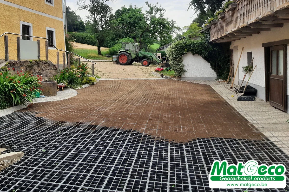 PaveGrid 60 est une dalle de stabilisation très résistante pour parkings drainants, allées et accès divers.