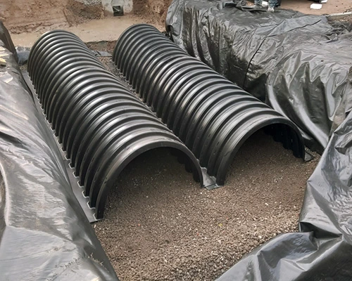 Le tunnel d'infiltration Pluvio peut se poser comme un puit perdu pour les petites surfaces (abords de maisons, jardins, ...)