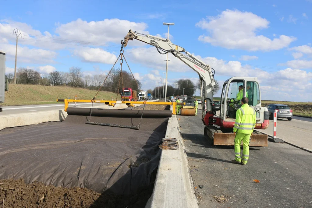 Le BioWeedtex recouvre la berme centrale de l’autoroute E42