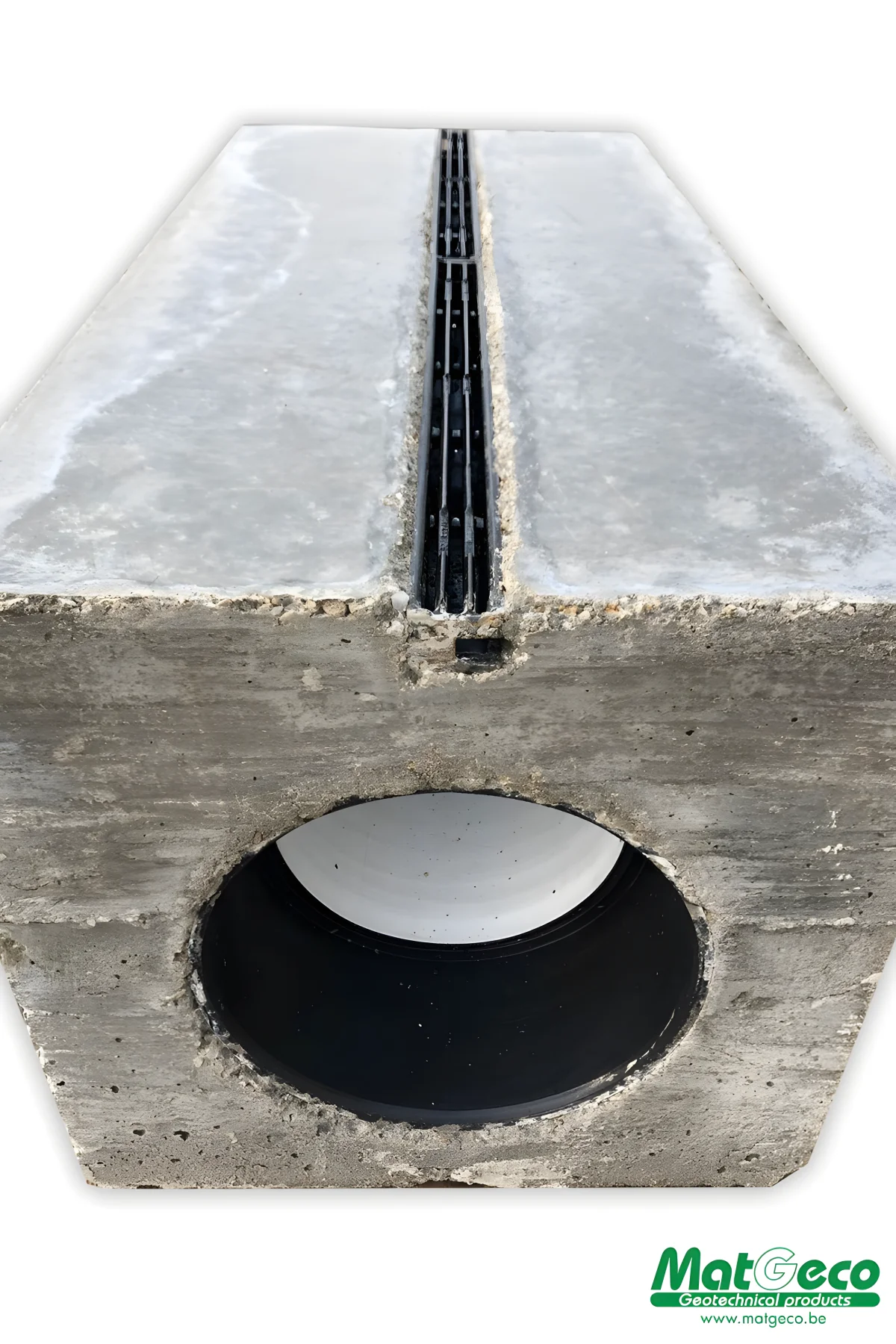 Sa faible largeur de grille permet au caniveau AXLDrain 250 d'être beaucoup plus résistant (F900) et durable que les caniveaux classique avec une grille plus large.