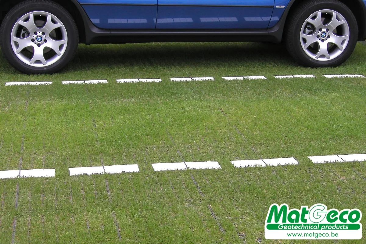 La dalle engazonnée GeoDal 50 est idéale pour les petits et grands parkings