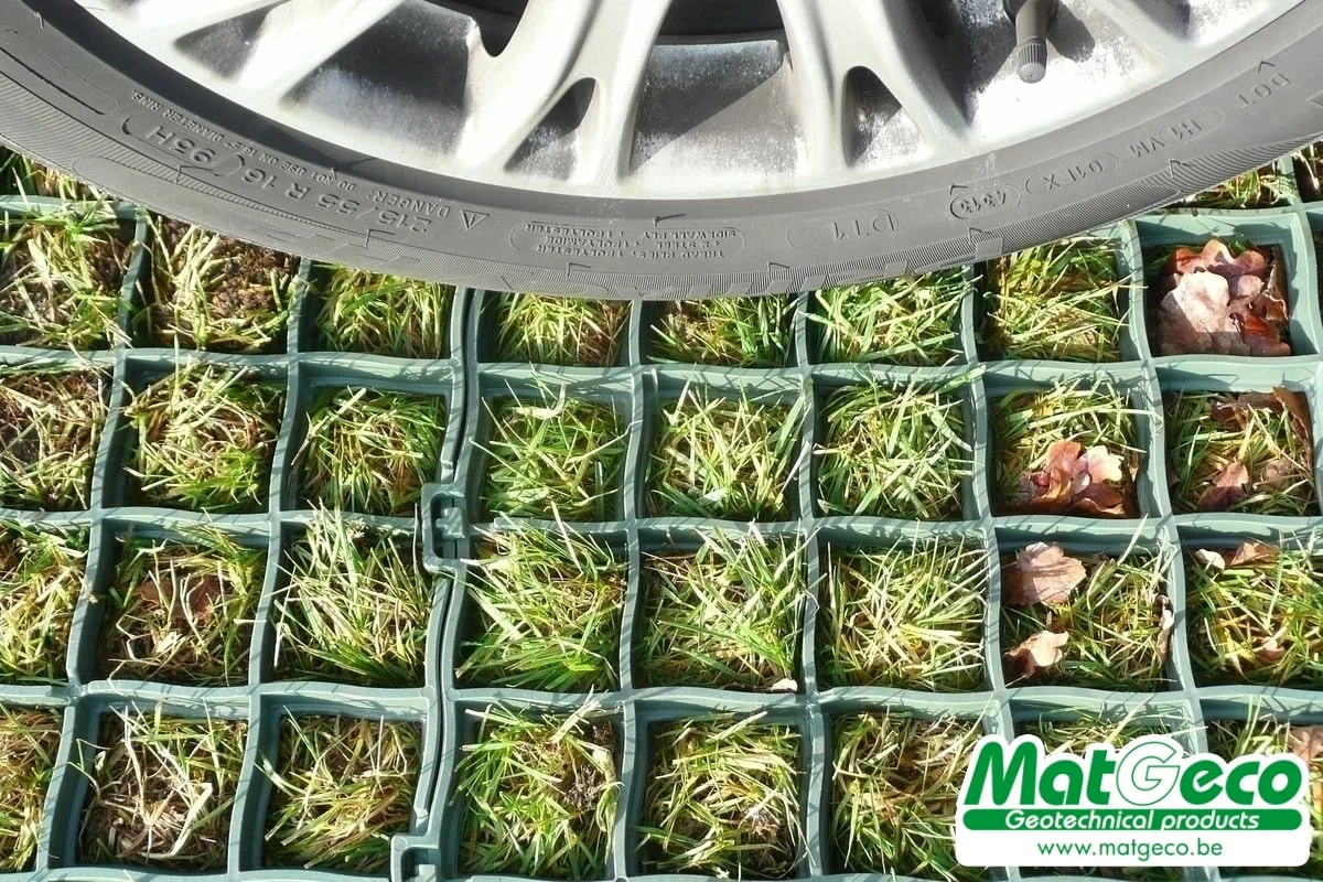De groene grasplaat dient als grasbeschermingsraster of grasbeschermingsrooster - matgeco