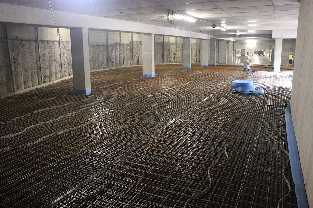 Het water dat door hydrostatische druk naar boven komt, wordt verzameld in de structuur van het drainerende membraan