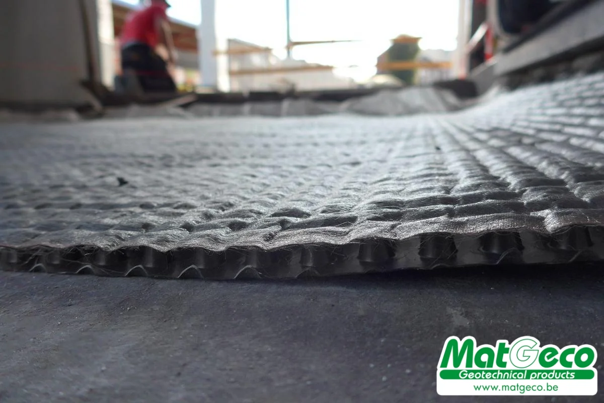 isoline G10 est une membrane drainante alvéolaire en PE-HD couverte d’un géotextile non-tissé de ±136 g/m²