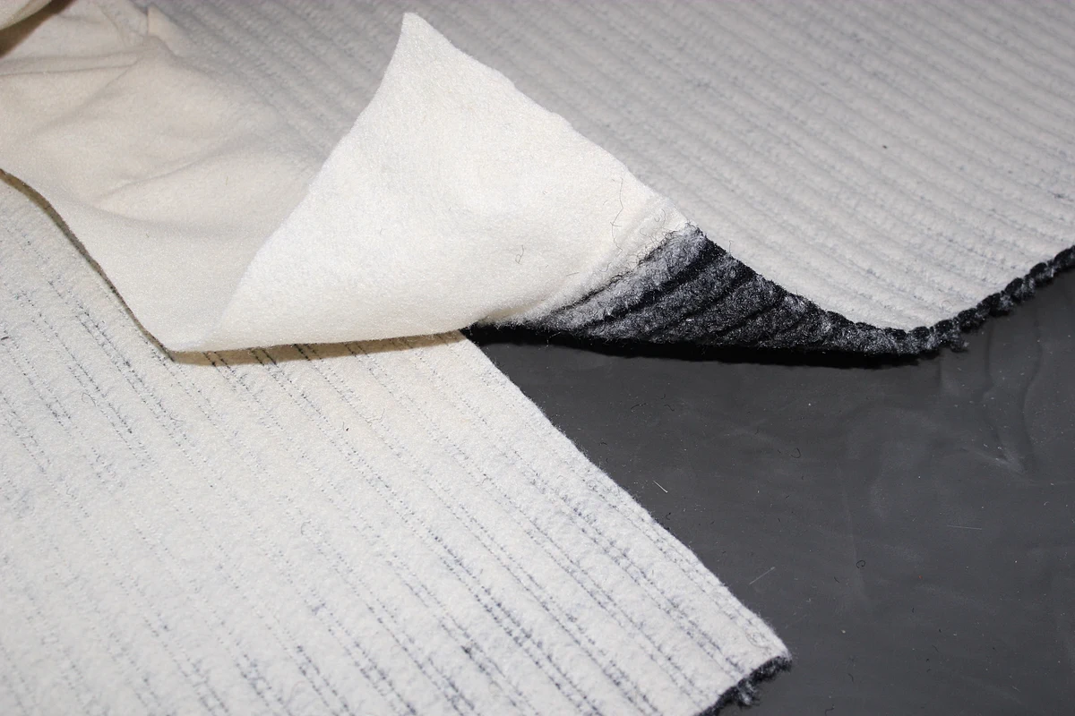 Matelas de drainage pour la protection mécanique et la rétention d'eau pour toitures jardins - RoofDrain ST12
