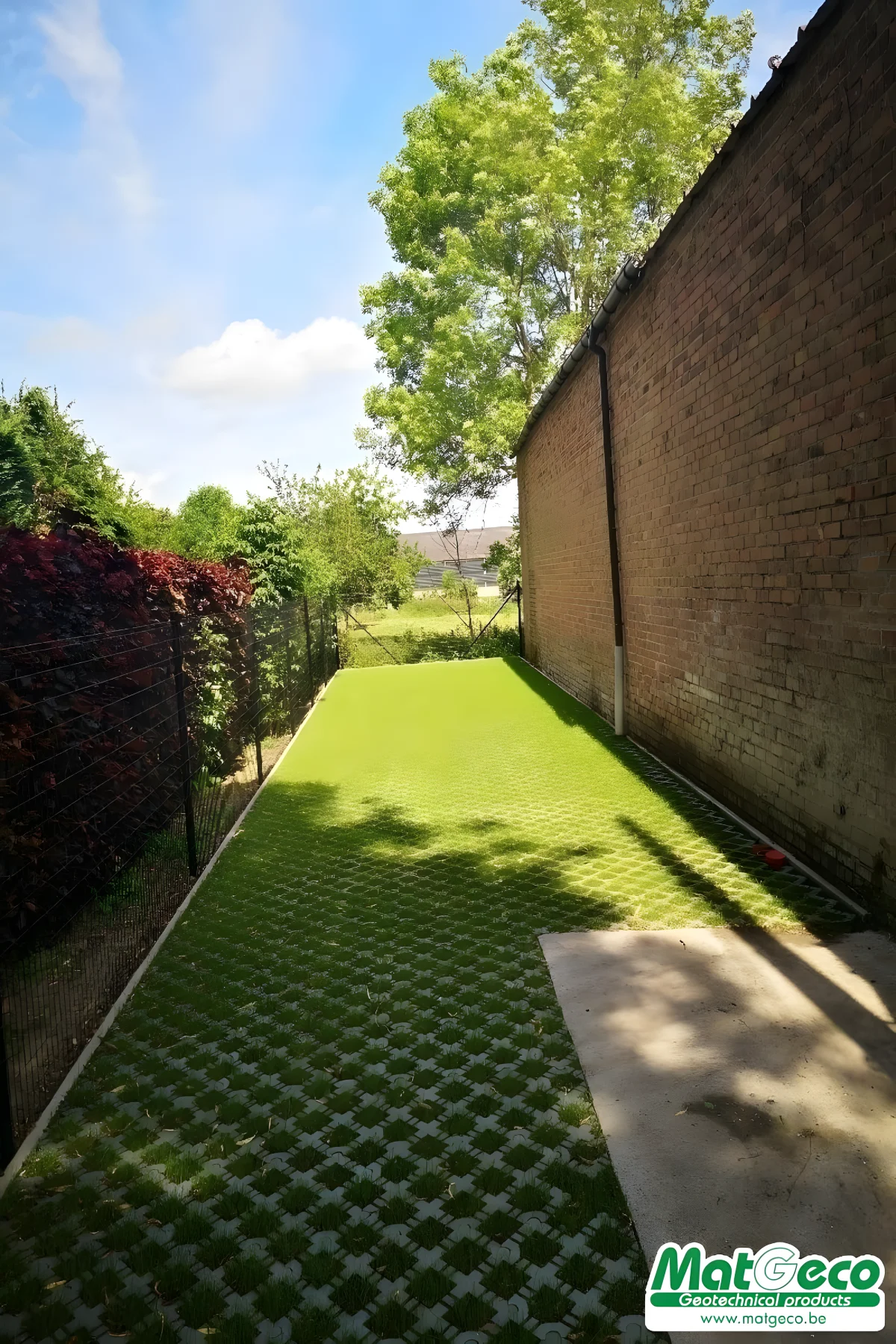 De trafidal 50 is een grastegel dat vaak vergeleken wordt met de betonnen grasdallen .